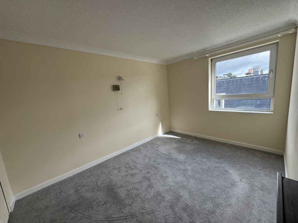 Lot: 12 - RETIREMENT APARTMENT WITH SEA VIEWS - Bedroom